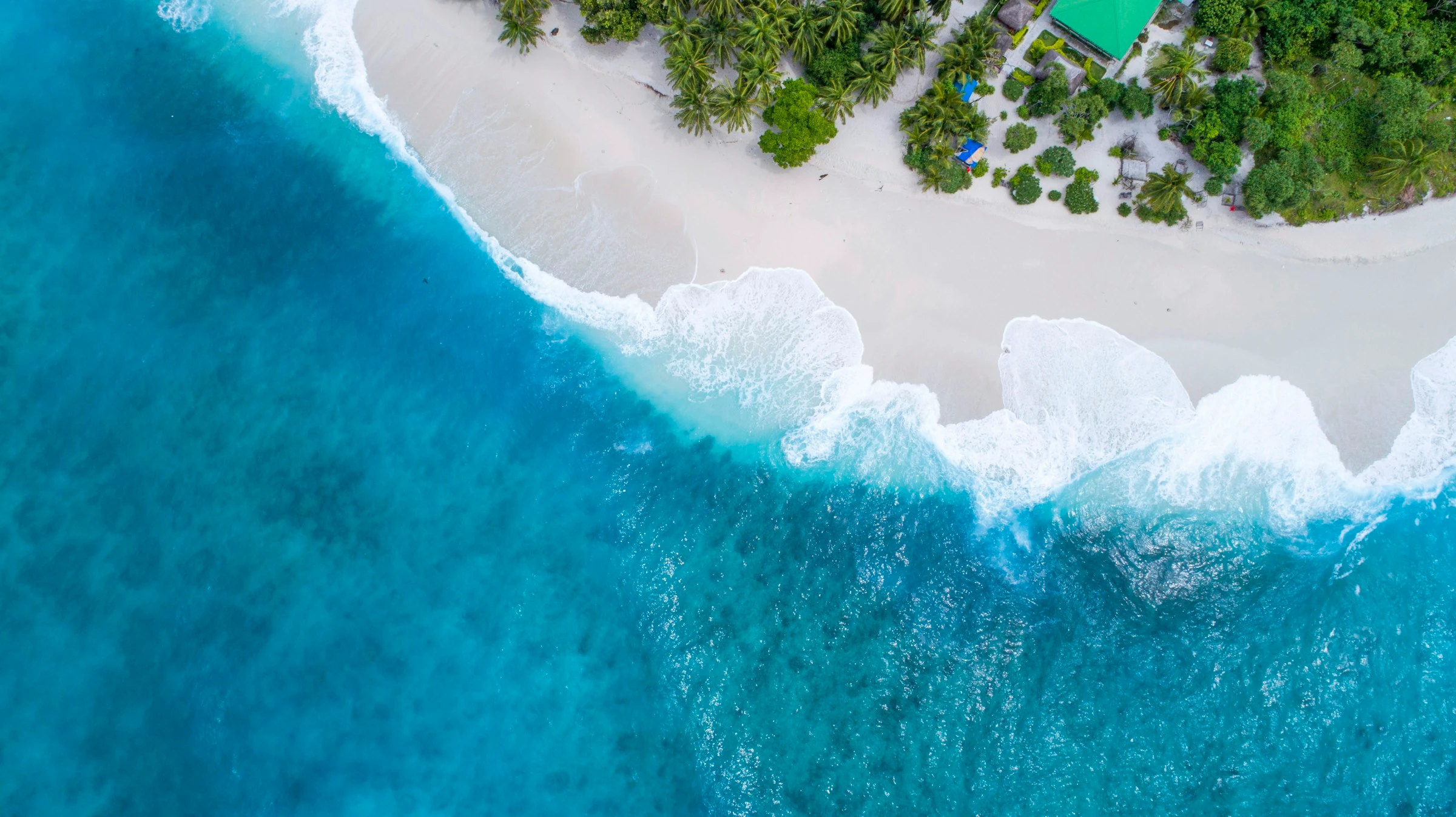 Vista aérea de praia paradisíaca com mar turquesa